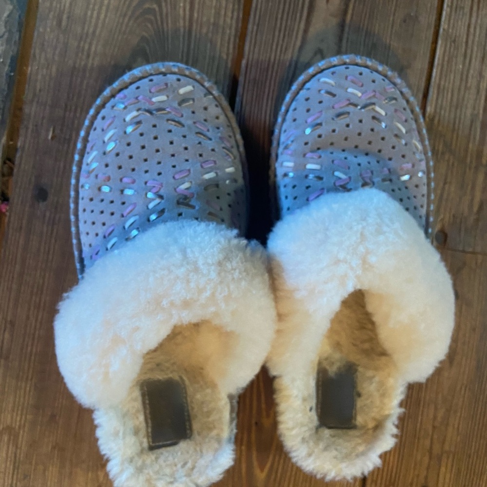 Perfect shape uggs size 7 women’s slippers